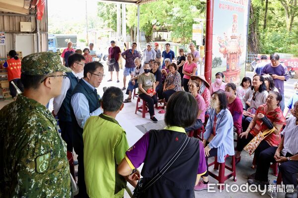 ▲台南市長黃偉哲深入新營土庫里，聽取居民災後復原狀況與實際需求。（記者林東良翻攝，下同）