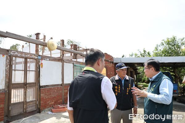 ▲台南市長黃偉哲深入新營土庫里，聽取居民災後復原狀況與實際需求。（記者林東良翻攝，下同）