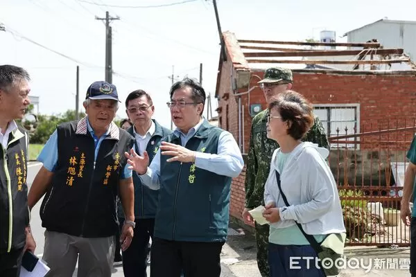 ▲台南市長黃偉哲深入新營土庫里，聽取居民災後復原狀況與實際需求。（記者林東良翻攝，下同）