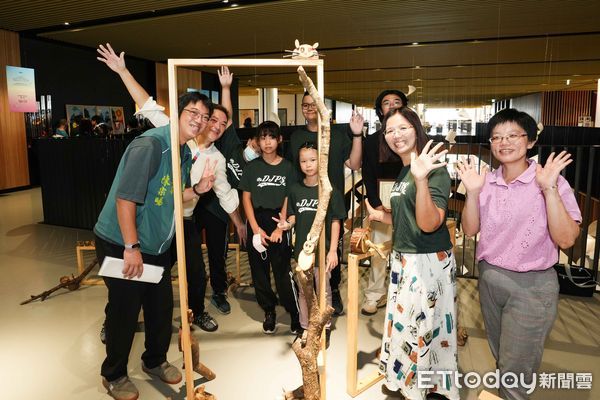 ▲「2025台南兒藝節-藝起賞」於市圖新總館開展，展出六件大型裝置與童趣圖文創作，吸引市民駐足欣賞。（記者林東良翻攝，下同）