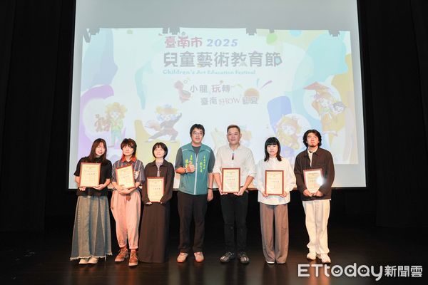 ▲「2025台南兒藝節-藝起賞」於市圖新總館開展，展出六件大型裝置與童趣圖文創作，吸引市民駐足欣賞。（記者林東良翻攝，下同）