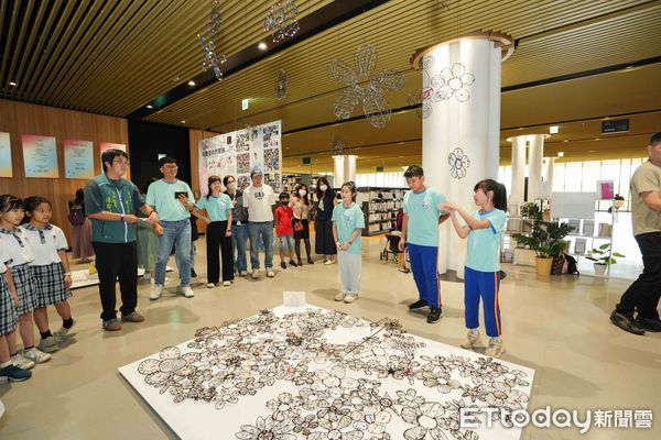 ▲「2025台南兒藝節-藝起賞」於市圖新總館開展，展出六件大型裝置與童趣圖文創作，吸引市民駐足欣賞。（記者林東良翻攝，下同）