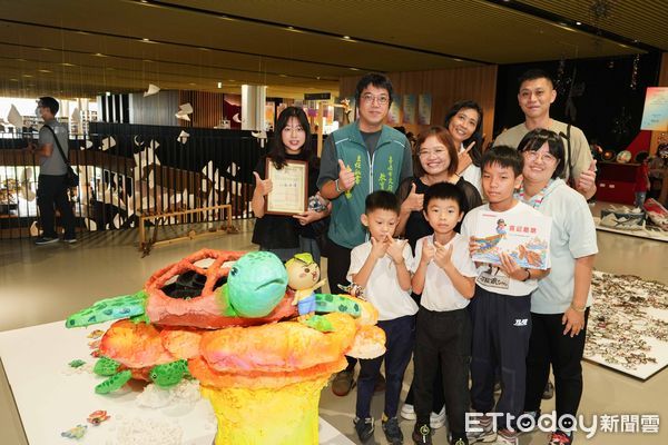 ▲「2025台南兒藝節-藝起賞」於市圖新總館開展，展出六件大型裝置與童趣圖文創作，吸引市民駐足欣賞。（記者林東良翻攝，下同）