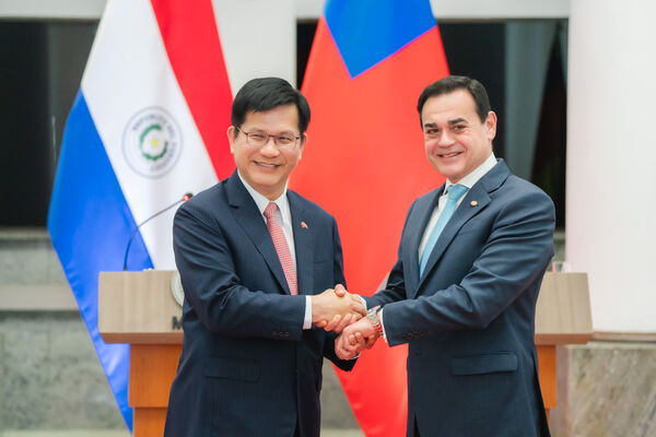 ▲外交部長林佳龍出訪巴拉圭與巴拉圭外交部長拉米雷斯（Rubén Ramírez Lezcano）合影。（圖／翻攝自Facebook／林佳龍）