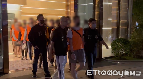 ▲▼台中警市政所長扛起臂盾，以蠻力砸破鋼板大門，逮捕20人博弈員工。（圖／民眾提供，下同）