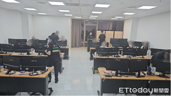 ▲▼台中警市政所長扛起臂盾，以蠻力砸破鋼板大門，逮捕20人博弈員工。（圖／民眾提供，下同）