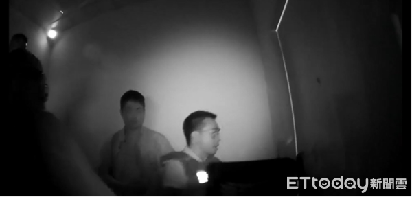 ▲▼台中警市政所長扛起臂盾，以蠻力砸破鋼板大門，逮捕20人博弈員工。（圖／民眾提供，下同）