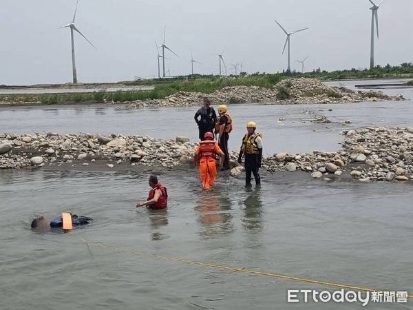 ▲▼台中3名男子在大安溪出海口釣魚受困沙洲，海巡人員馳援全數救出。（圖／海巡署提供，下同）