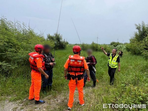 ▲▼台中3名男子在大安溪出海口釣魚受困沙洲，海巡人員馳援全數救出。（圖／海巡署提供，下同）