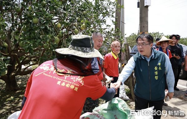 ▲黃偉哲市長前往白河，親自向桃園市支援人員致意並送上飲品，感謝他們協助清除倒木雜物。（記者林東良翻攝，下同）