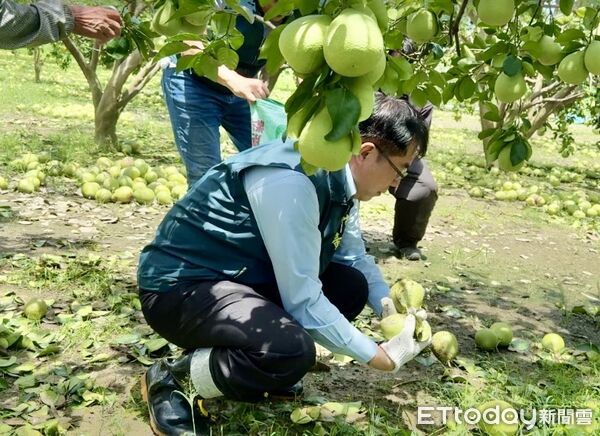 ▲黃偉哲市長前往白河，親自向桃園市支援人員致意並送上飲品，感謝他們協助清除倒木雜物。（記者林東良翻攝，下同）