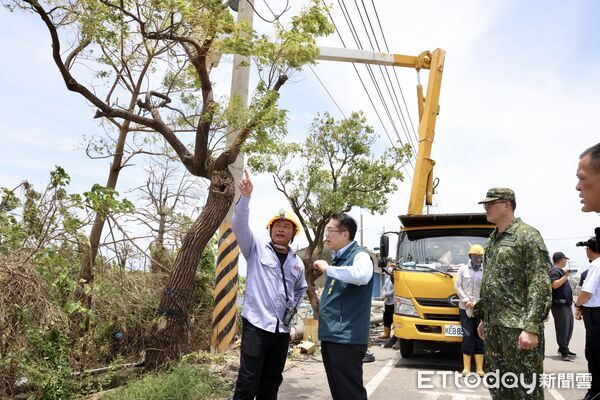 ▲黃偉哲市長前往白河，親自向桃園市支援人員致意並送上飲品，感謝他們協助清除倒木雜物。（記者林東良翻攝，下同）