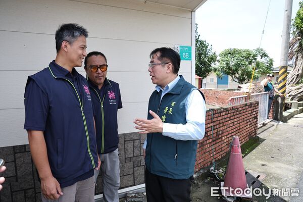 ▲黃偉哲市長前往白河，親自向桃園市支援人員致意並送上飲品，感謝他們協助清除倒木雜物。（記者林東良翻攝，下同）