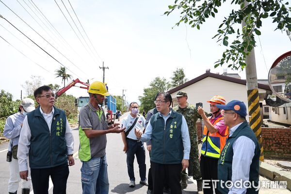 ▲黃偉哲市長前往白河，親自向桃園市支援人員致意並送上飲品，感謝他們協助清除倒木雜物。（記者林東良翻攝，下同）