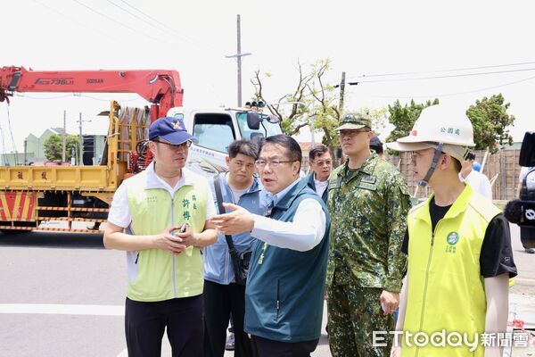 ▲黃偉哲市長前往白河，親自向桃園市支援人員致意並送上飲品，感謝他們協助清除倒木雜物。（記者林東良翻攝，下同）