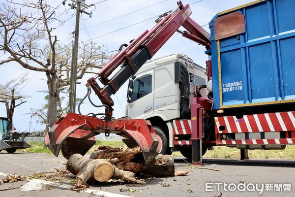 ▲黃偉哲市長前往白河，親自向桃園市支援人員致意並送上飲品，感謝他們協助清除倒木雜物。（記者林東良翻攝，下同）