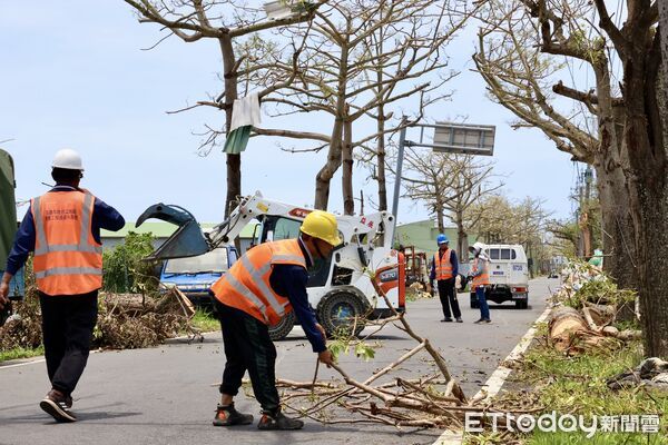 ▲黃偉哲市長前往白河，親自向桃園市支援人員致意並送上飲品，感謝他們協助清除倒木雜物。（記者林東良翻攝，下同）