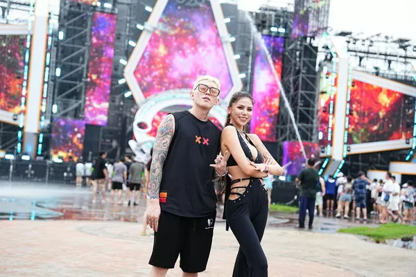 ▲蕾菈與老公湯宇登上S2O Taiwan。（圖／Blowin` in the Wind大風吹提供）