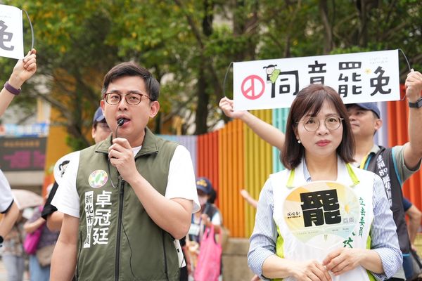 ▲民進黨新北市議員卓冠廷與立委林淑芬出席新北雙和罷團活動。（圖／翻攝自Facebook／卓冠廷）