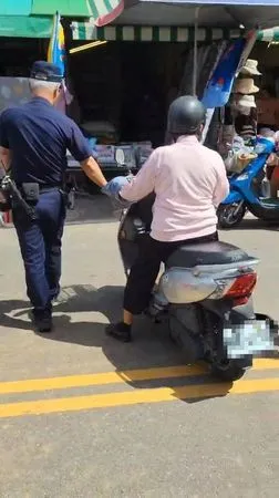 ▲▼ 一名婦人兩度騎車衝撞罷團志工。（圖／罷團提供）