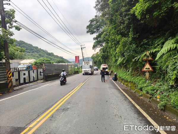 ▲吳女超車時發生自摔，遭油罐車輾頭慘死。（圖／記者陸運陞翻攝）