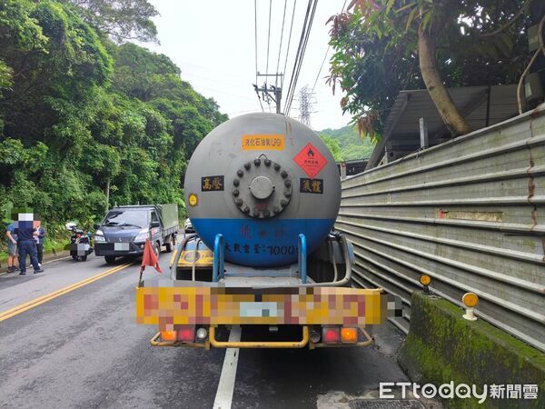 ▲吳女超車時發生自摔，遭油罐車輾頭慘死。（圖／記者陸運陞翻攝）