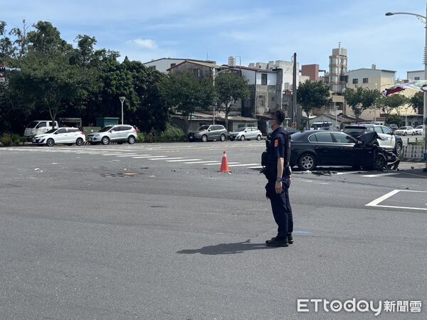 ▲▼27歲男駕駛BMW轎車闖紅燈，白色轎車遭撞噴。（圖／記者許宥孺翻攝）