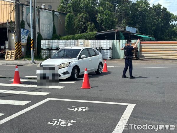 ▲▼27歲男駕駛BMW轎車闖紅燈，白色轎車遭撞噴。（圖／記者許宥孺翻攝）