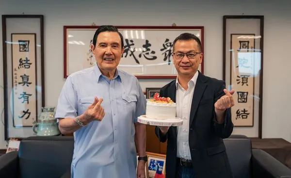 ▲國民黨立委羅智強向前總統馬英九祝壽。（圖／翻攝自Facebook／羅智強）