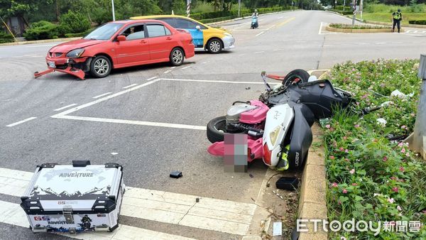 ▲▼ 搶快！外送員直撞轎車噴飛重傷送醫，機車全毀 。（圖／記者林名揚翻攝）