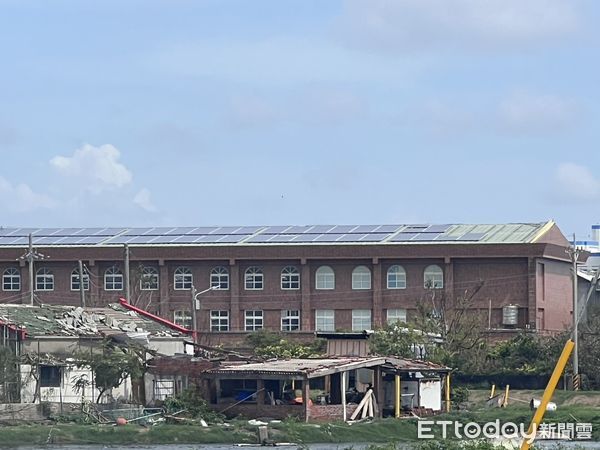 ▲北門國中光電板遭吹落。（圖／記者蘇晏男攝）