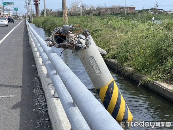 ▲電線杆與道路指示牌遭吹倒。（圖／記者蘇晏男攝）