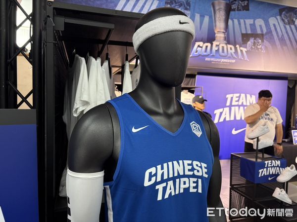 ▲瓊斯盃男子組賽事開打，周邊商品以球衣最為熱銷。（圖／記者杜奕君攝）