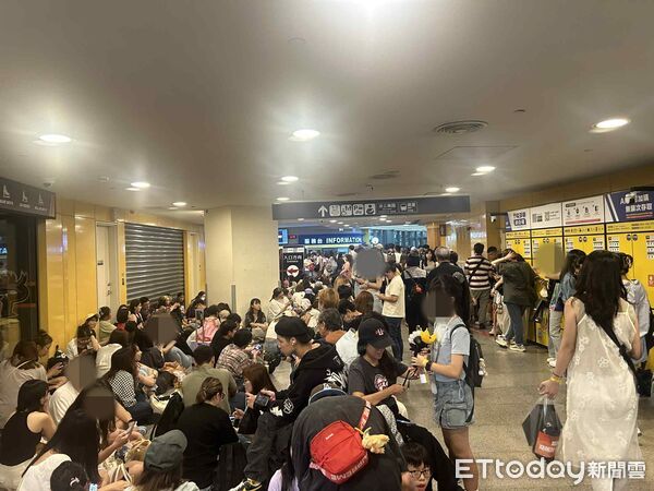 ▲▼ GD第二天「音漏區炸開」擠爆500人！　小巨蛋驚現神奇攤位「神機免費借」。（圖／記者吳睿慈攝）