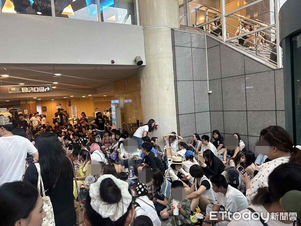 ▲▼ GD第二天「音漏區炸開」擠爆500人！　小巨蛋驚現神奇攤位「神機免費借」。（圖／記者吳睿慈攝）