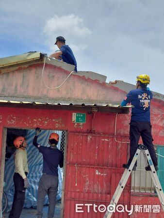 ▲台南義消150人挺進六區災區，汗水與雙手成為家園重建的基石。（記者林東良翻攝，下同）