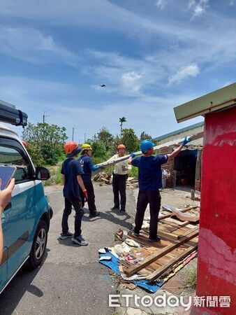 ▲台南義消150人挺進六區災區，汗水與雙手成為家園重建的基石。（記者林東良翻攝，下同）