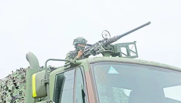 ▲陸軍砲兵584旅砲兵營砲2連挺進班操作50機槍執行警戒任務。（圖／陸軍六軍團第三作戰區提供）