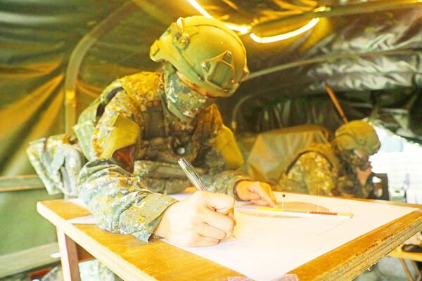 ▲陸軍砲兵584旅砲兵營砲2連射擊指揮所正在計算射擊諸元。（圖／陸軍六軍團第三作戰區提供）