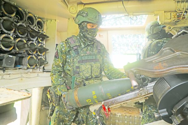 ▲陸軍砲兵584旅砲兵營砲2連砲車發射手正在裝填彈藥。（圖／陸軍六軍團第三作戰區提供）