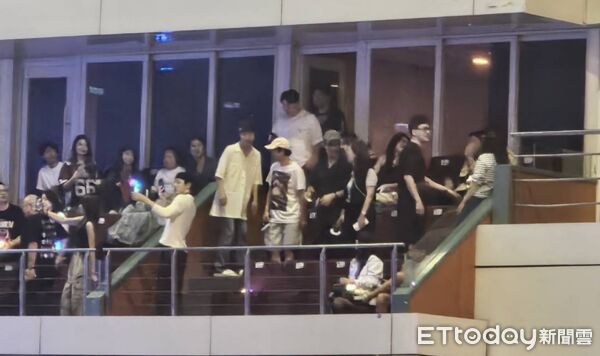 ▲▼ 直擊／李洙赫又現身了！準時入座GD演唱會　萬人尖叫他害羞逃進包廂。（圖／讀者提供）