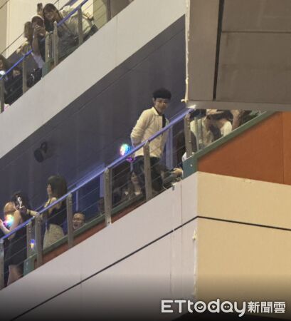 ▲▼ 直擊／李洙赫又現身了！準時入座GD演唱會　萬人尖叫他害羞逃進包廂。（圖／讀者提供）