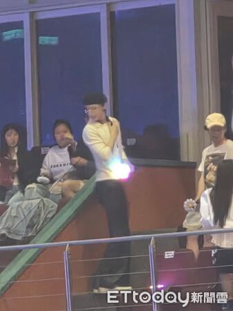 ▲▼ 直擊／李洙赫又現身了！準時入座GD演唱會　萬人尖叫他害羞逃進包廂。（圖／讀者提供）