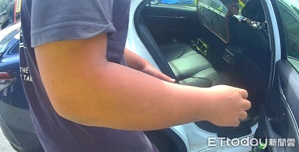 ▲警助迷途男子返家並通報急難救助 。（圖／記者楊晨東翻攝）