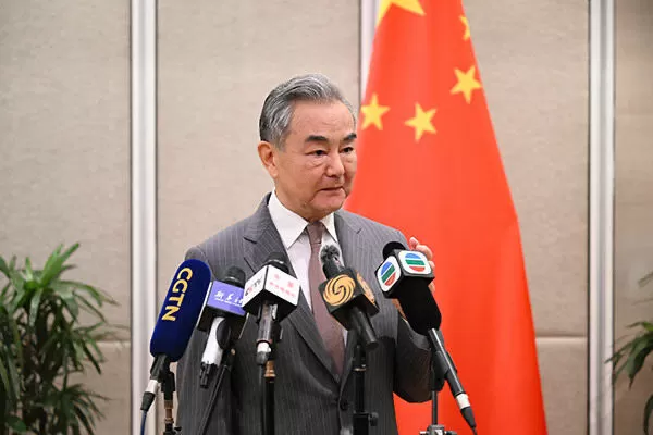 ▲▼  王毅會晤盧比歐後接受記者訪問           。（圖／翻攝 中國外交部網站）