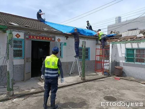 ▲台南義警、義消投入第一線協助家戶清理與災後修復，展現守護城市的力量。（記者林東良翻攝，下同）