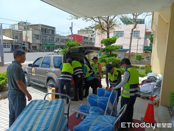 ▲台南義警、義消投入第一線協助家戶清理與災後修復，展現守護城市的力量。（記者林東良翻攝，下同）