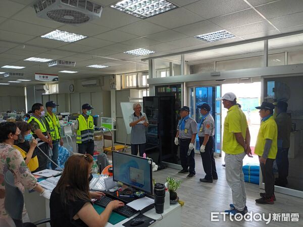 ▲台南義警、義消投入第一線協助家戶清理與災後修復，展現守護城市的力量。（記者林東良翻攝，下同）