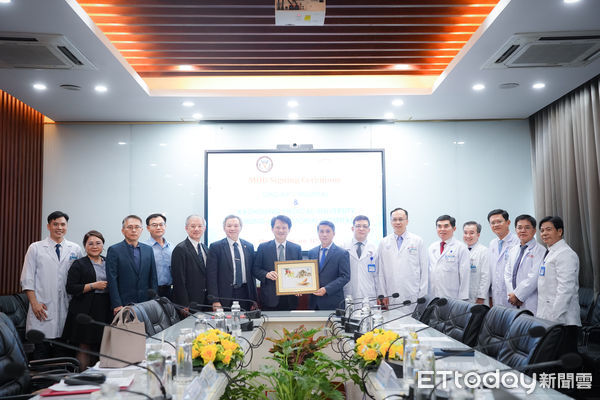 ▲高醫重磅級黃金團隊今(12)日於越南胡志明市參與臺越醫療論壇             。（圖／記者吳奕靖翻攝）