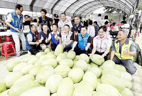 ▲「2025年溪海休閒農業區西瓜節收成日活動」今天登場，市府農業局會同大園區公所舉辦，桃園市議會議長邱奕勝、市府祕書長溫代欣等人都出席。（圖／市府農業局提供）